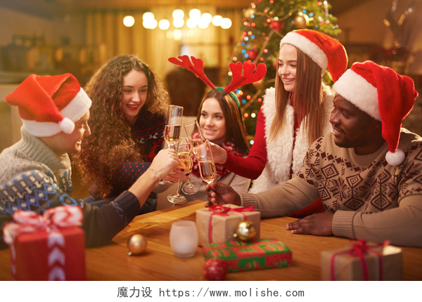 圣诞节众多外国好友聚餐喝香槟交友香槟，